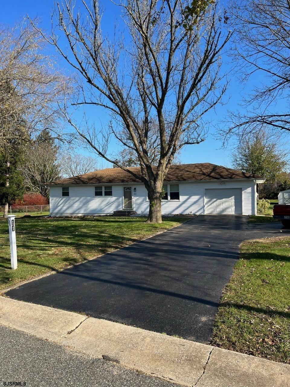 Single Family Homes 为 销售 在 11 Martin Drive Upper Deerfield Township, 新泽西州 08302 美国