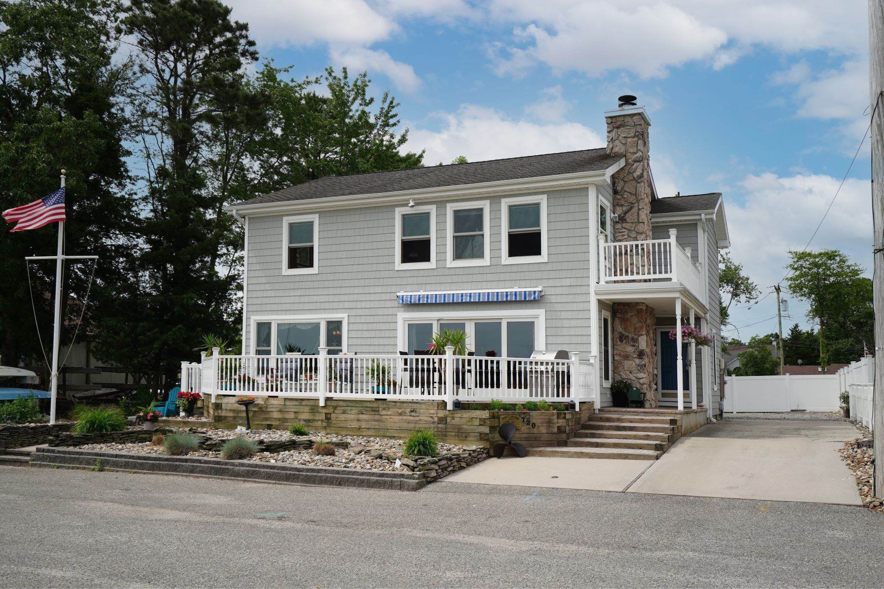 Single Family Homes 为 销售 在 Admire the Wide Open View of the Toms River 120 Cedar Street Beach Haven, 新泽西州 08722 美国