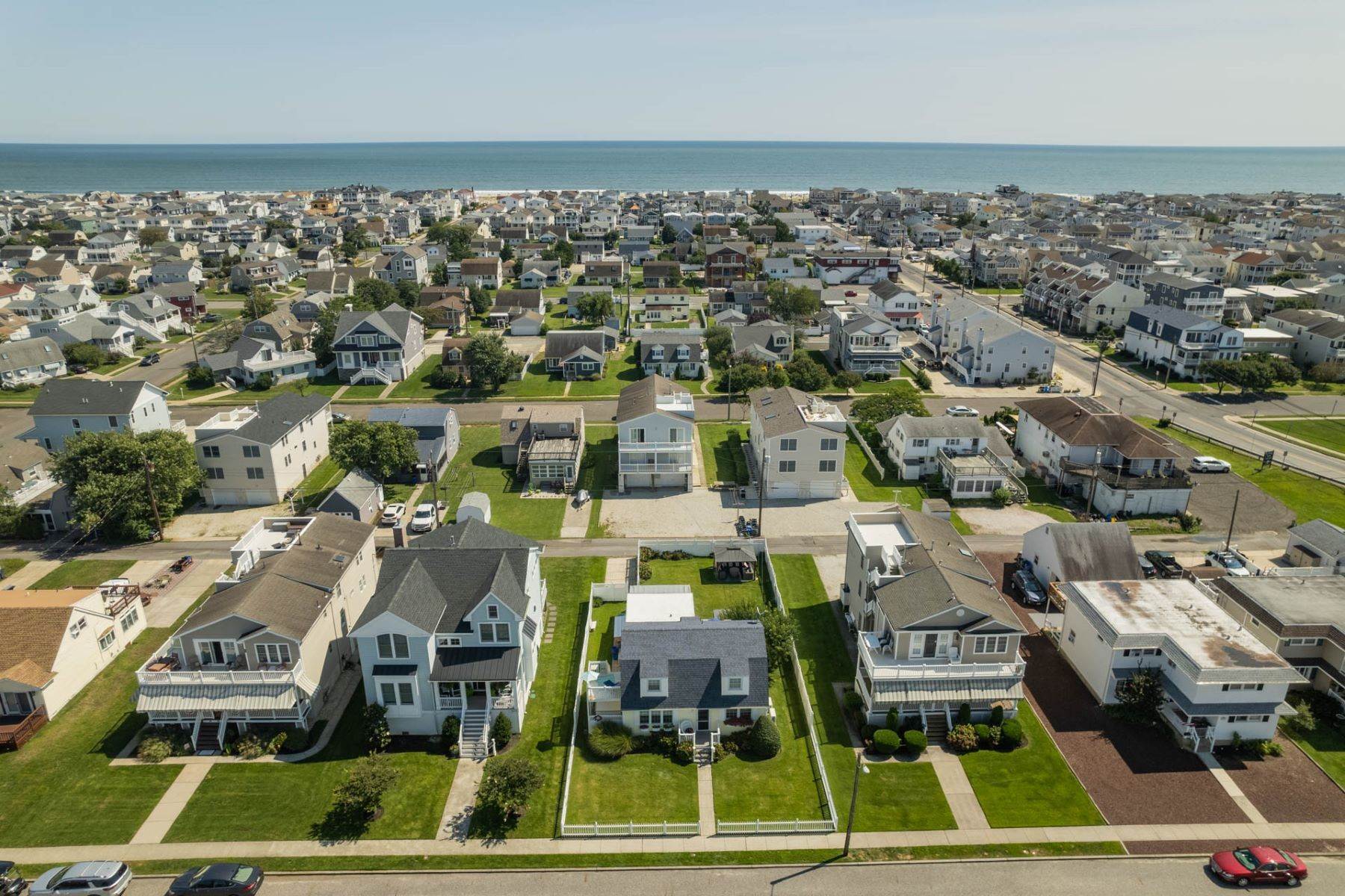 38. Single Family Homes for Sale at Southend Single 5417 Bay Ave Ocean City, New Jersey 08226 United States